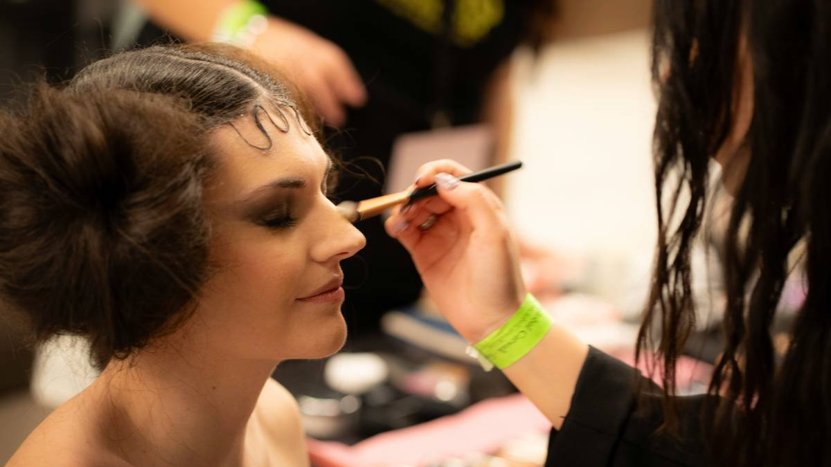 Side-by-side comparison chart: Industry Showcase Makeup vs. Fantasy Art Makeup—criteria include reproducibility, skin health visibility, lighting adaptability, and client alignment